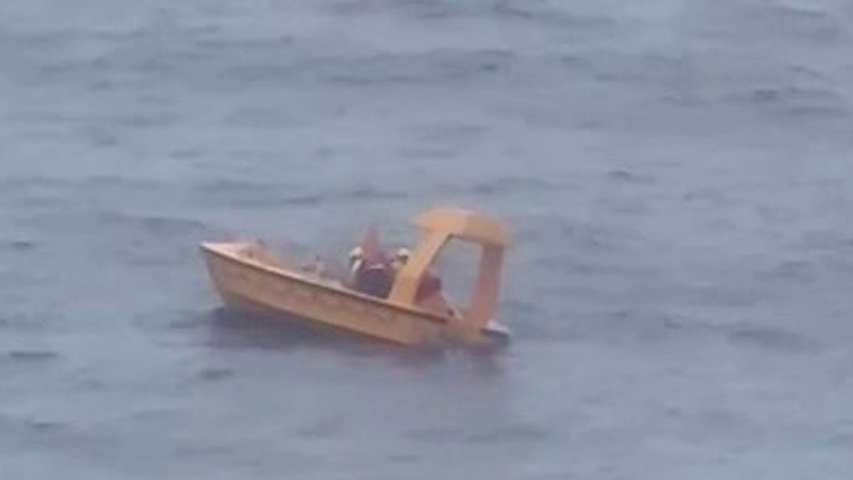Vader en dochter worden gered in kleine gele boot