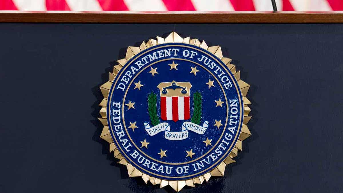 FBI-logo en -zegel onder de Amerikaanse vlag