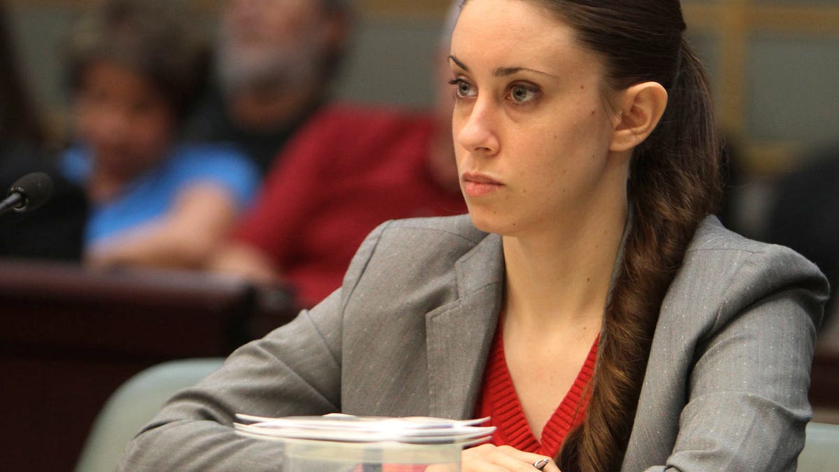 FILE - Op deze 3 maart 2011, bestandsfoto, luistert Casey Anthony, 24, naar getuigenissen tijdens de laatste dag van de hoorzittingen tijdens haar moordproces, in Orlando, Fla. De zaak hield het hele land in zijn greep en velen waren boos toen Anthony werd vrijgesproken van de moord op haar 2-jarige dochter. (AP Foto/Red Huber, Pool, Dossier)