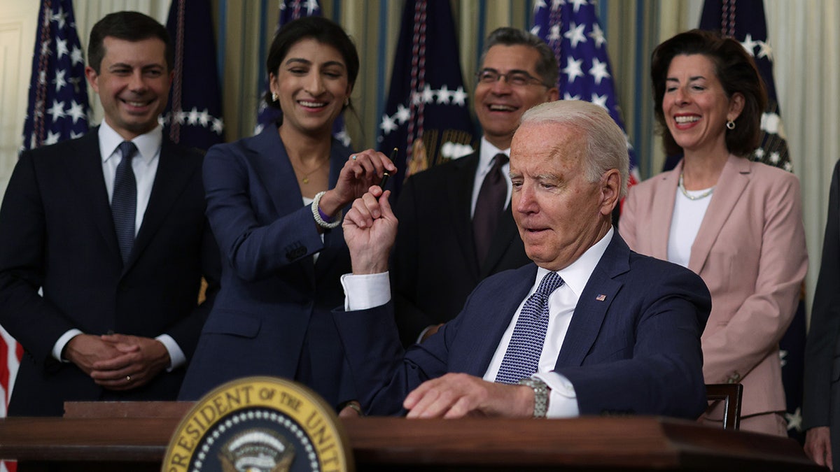 FTC-voorzitter overhandigt Biden een pen