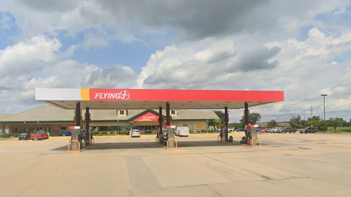 tankstation met rode luifel.