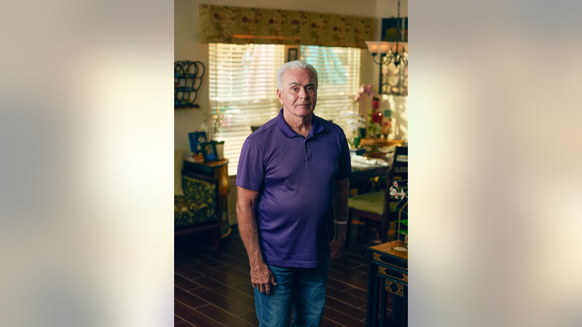 George Anthony staat op en kijkt ernstig