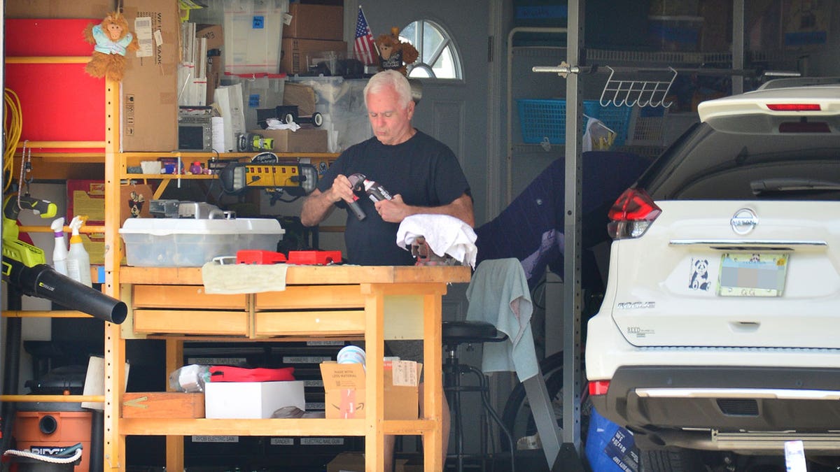 George Anthony aan het werk in garage