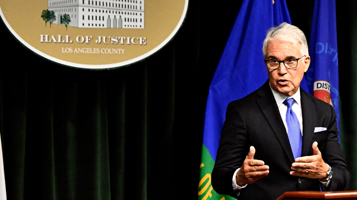 George Gascon spreekt bij de lessenaar