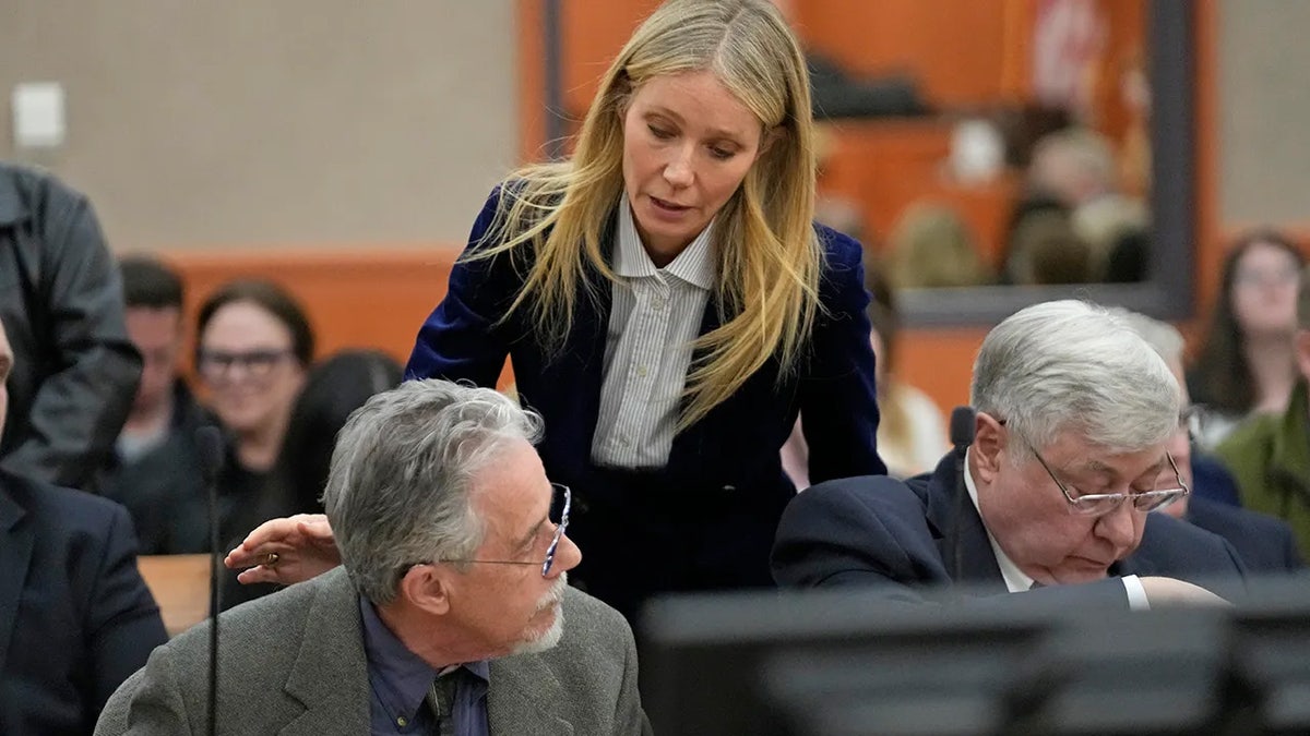 Gwyneth Paltrow spreekt met gepensioneerd optometrist Terry Sanderson in de rechtszaal