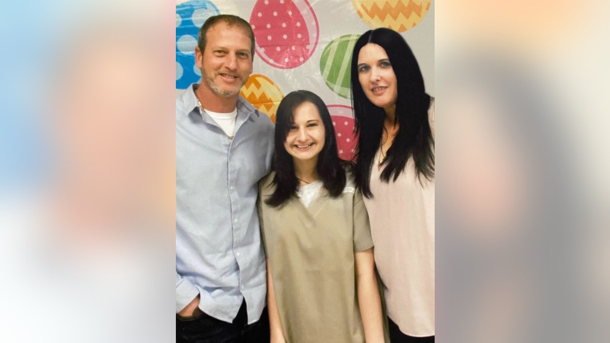 Gypsy Rose Blanchard poseert in een gevangenisuniform met haar vader en stiefmoeder