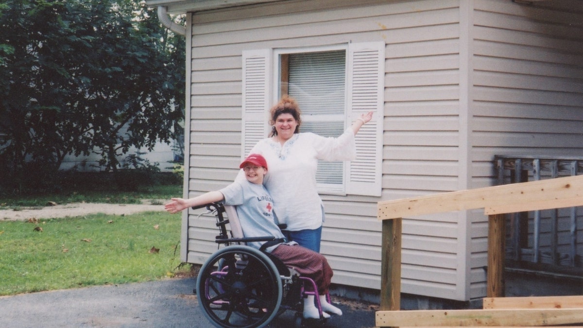 Gypsy Rose Blanchard in een rolstoel poseert met haar moeder, Dee Dee Blanchard
