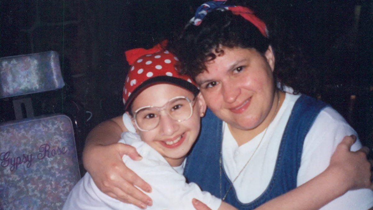 Gypsy Rose Blanchard (links) en Dee Dee Blanchard (rechts)