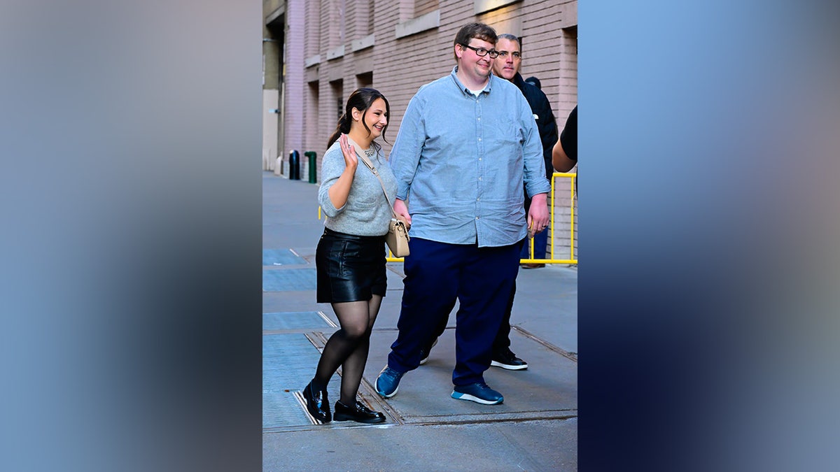 Gypsy Rose Blanchard en Ryan Scott Anderson worden gezien in het centrum van Manhattan