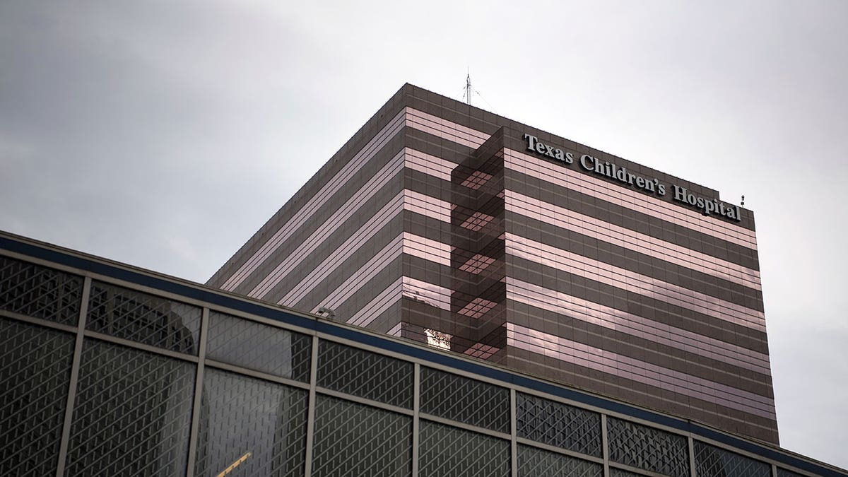 Ziekenhuisgebouw met het medische logo van Texas Children's op de voorkant