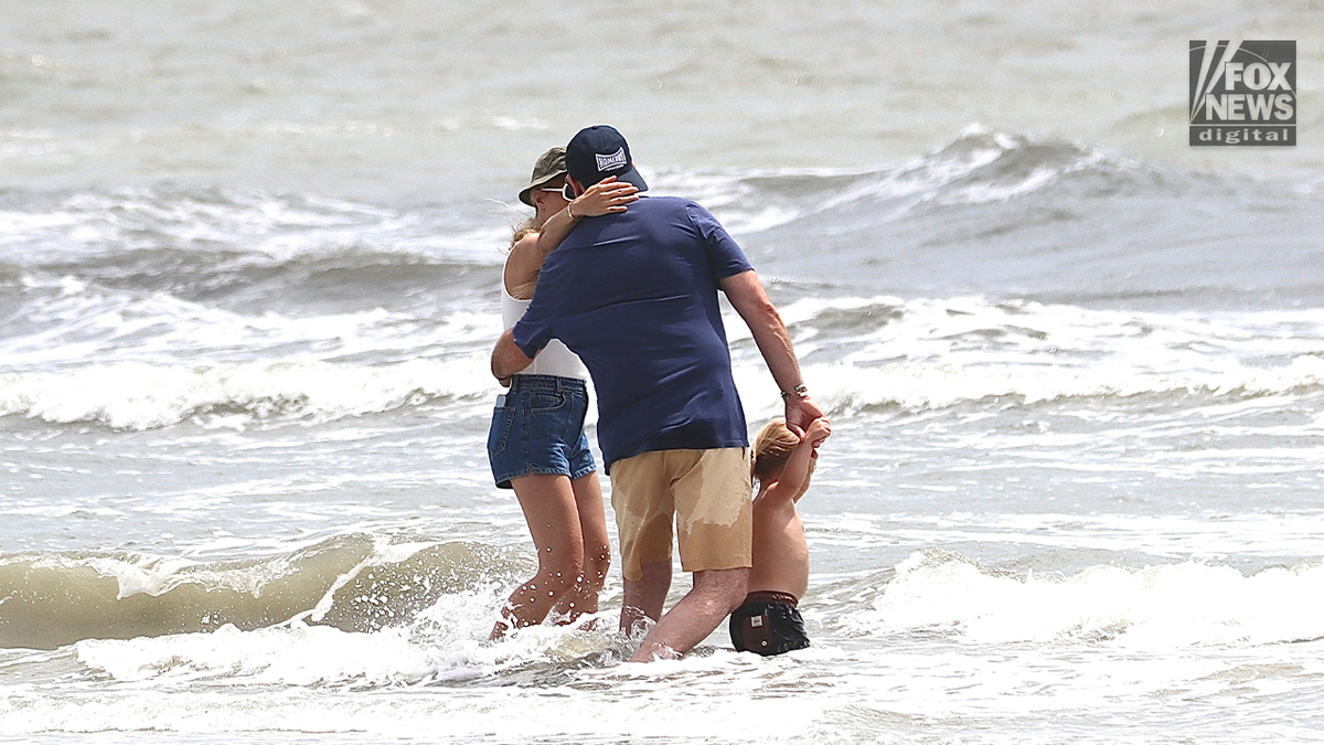 Hunter Biden omhelst zijn vrouw, Melissa Cohens
