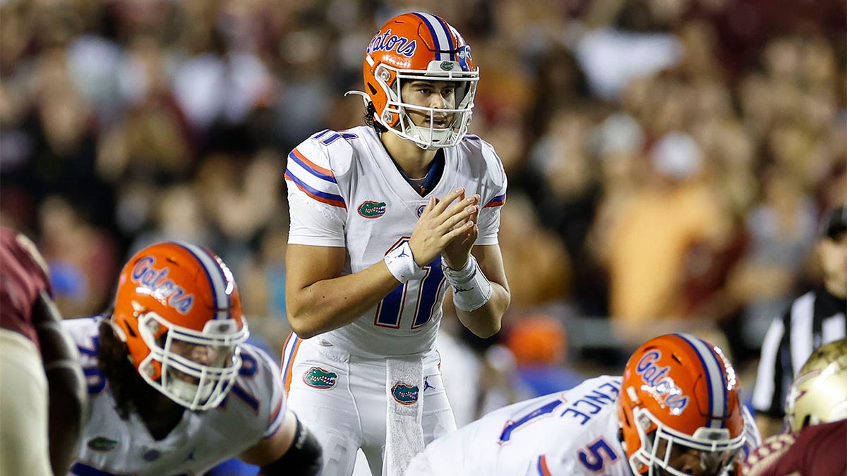 Jalen Kitna stelt zich op voor een wedstrijd tegen Florida State