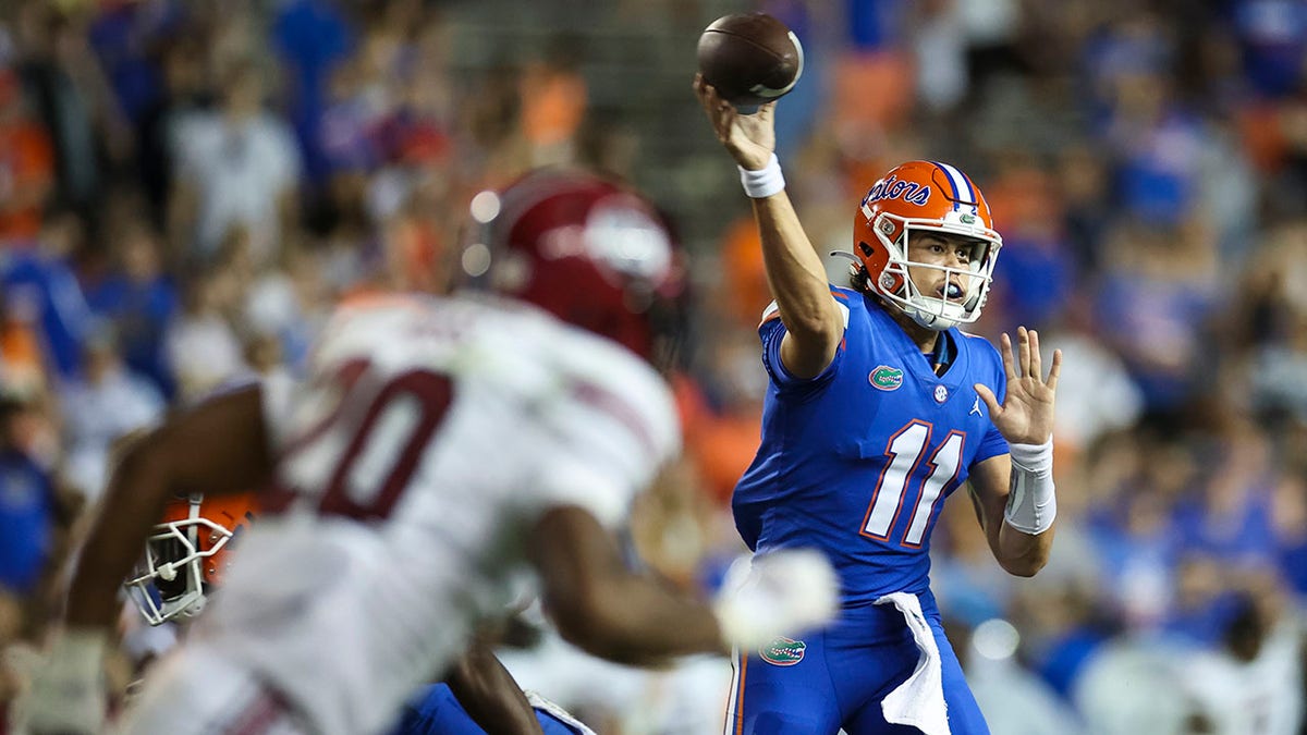Jalen Kitna passeert tegen South Carolina