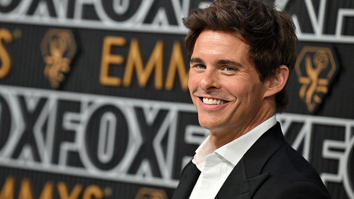 James Marsden arriveert voor de 75e Emmy Awards