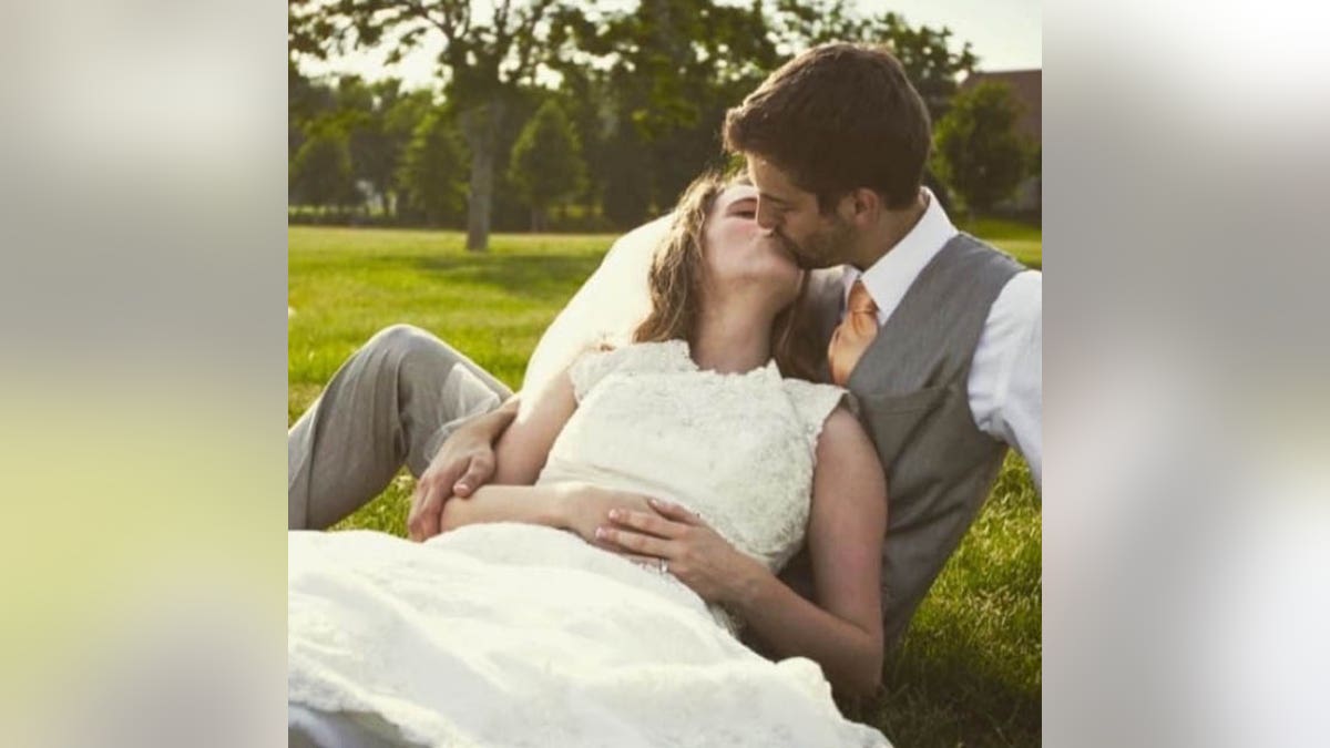 jill en derick zoenen op hun bruiloft