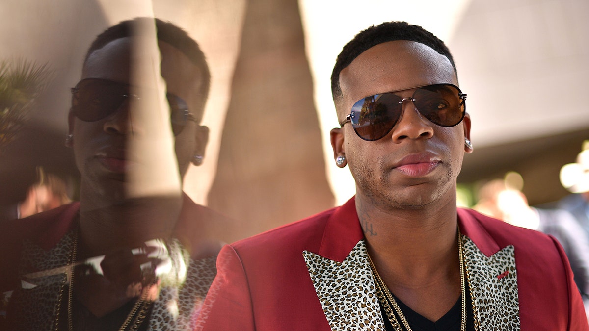 Jimmie Allen met zonnebril