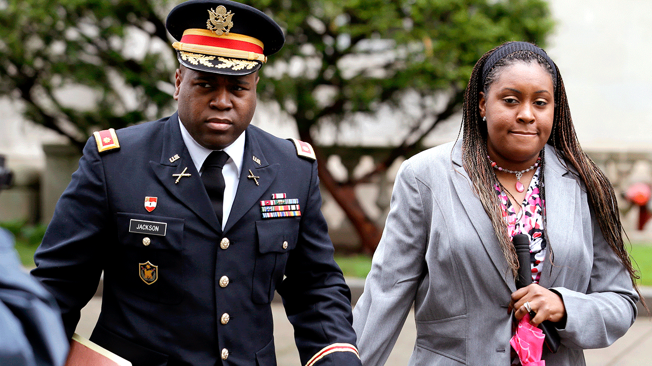 John Jackson en Carolyn Jackson lopen het gerechtsgebouw van New Jersey uit
