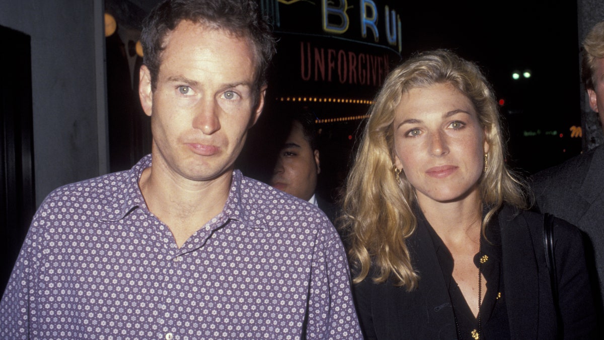 John McEnroe en Tatum O'Neal wandelen samen