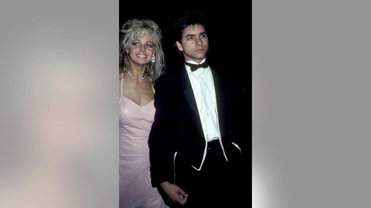 John Stamos en Teri Copley lachen