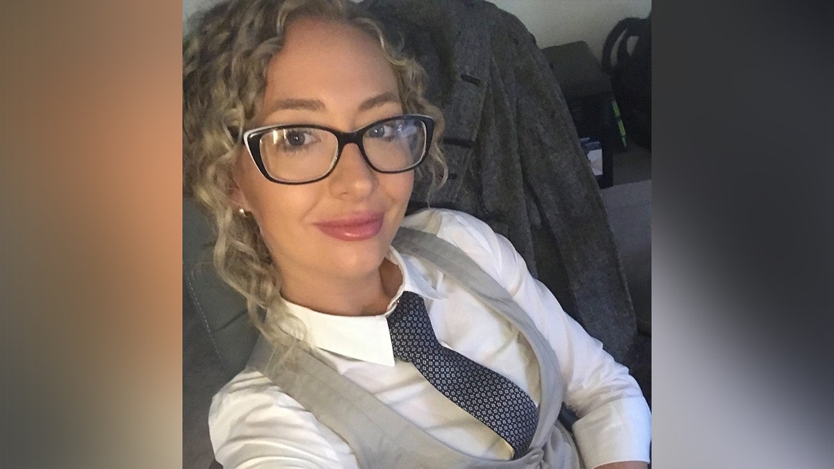 Leraar pleit schuldig aan seksueel misbruik van 15-jarige studente weken na bevalling: rapport Karly Rae - Lerares middelbare school in Australië.