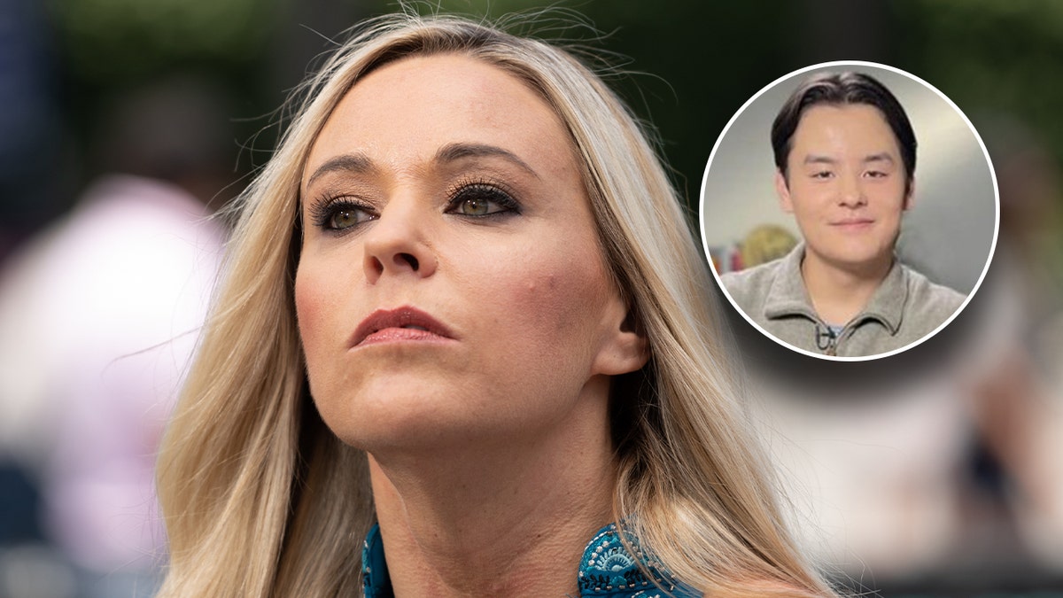 Kate Gosselin kijkt omhoog in een blauwe top-inzetcirkel van Collin Gosselin die glimlacht