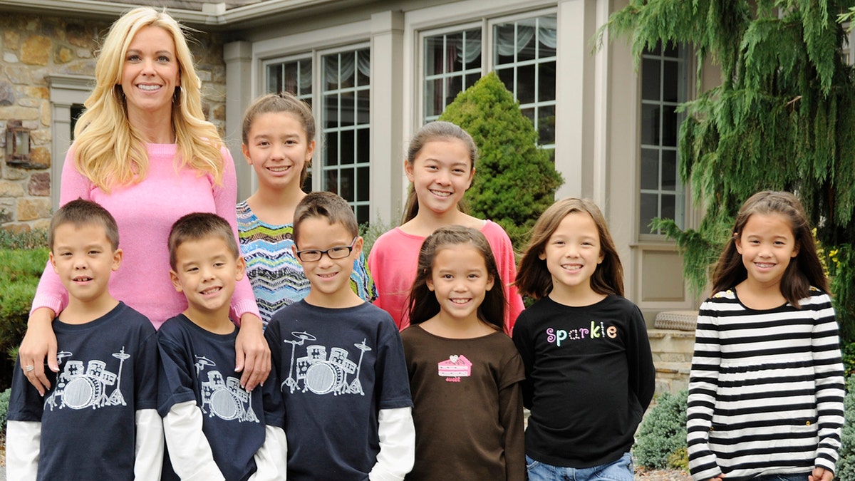 Kate Gosselin poseert met haar tweeling en sextuplets
