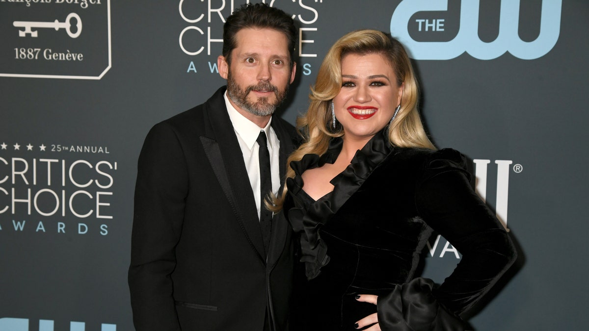 Kelly Clarkson glimlacht op de rode loper bij de Critics' Choice Awards met echtgenoot Brandon Blackstock