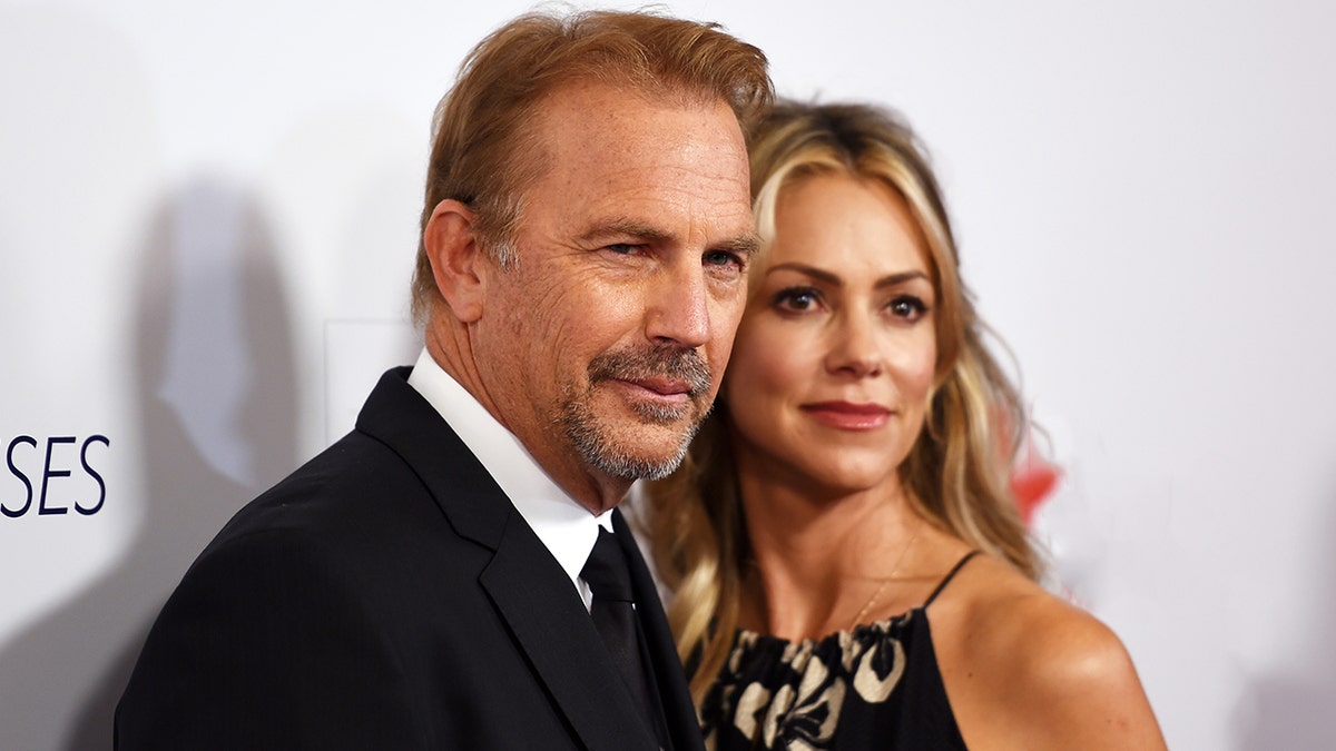 Kevin Costner en Christine Baumgartner wonen rode loper evenement bij