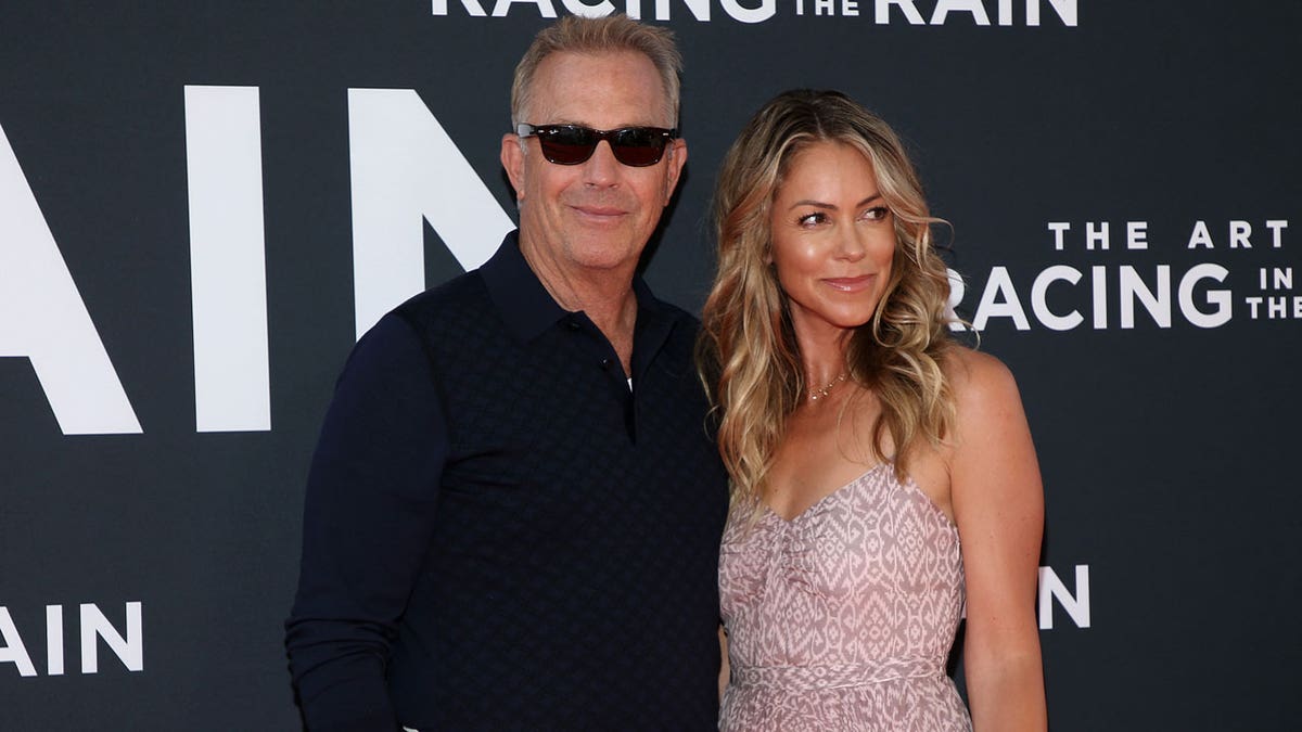 Kevin Costner en zijn vrouw Christine Baumgartner bij de filmpremière