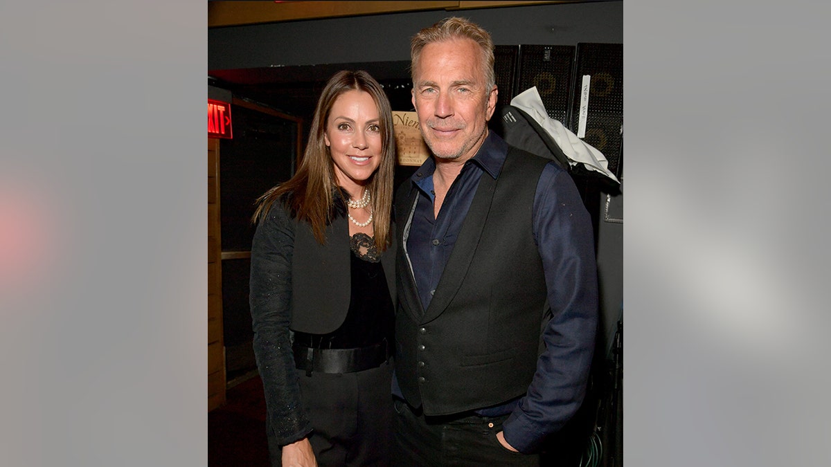 Kevin Costner en zijn vrouw Christine glimlachen voor een foto bij de OmniPeace Foundation in Los Angeles