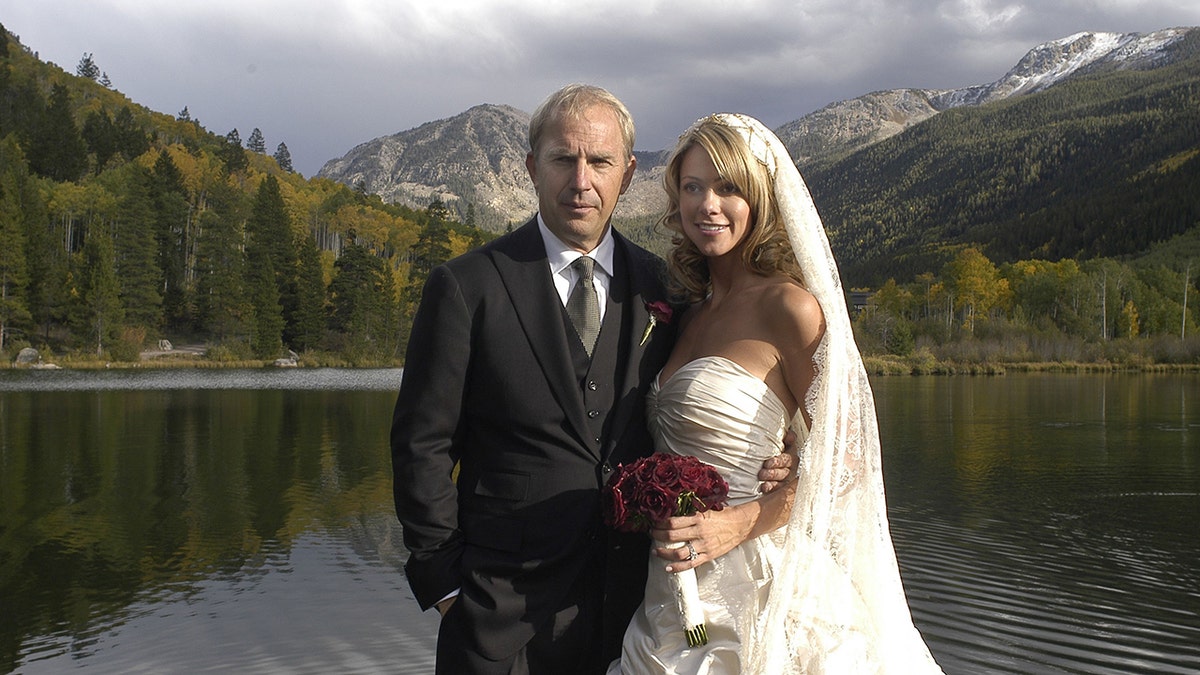 Kevin Costner draagt zwart pak op bruiloft met Christine Baumgartner