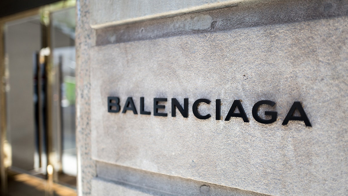 Balenciaga in zwarte letters op steen