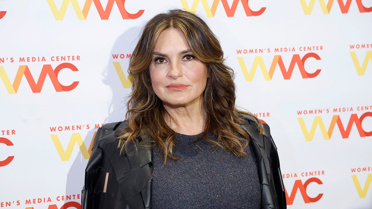 Close-up van de serieus kijkende Mariska Hargitay