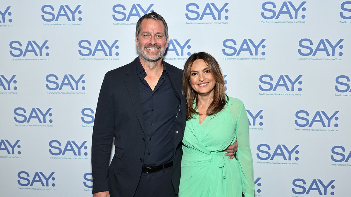 Peter Hermann poseert met Mariska Hargitay