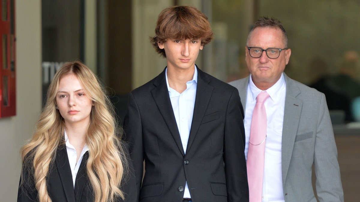 Maya Kowalski, haar broer Kyle Kowalski en haar vader Jack Kowalski lopen naast elkaar
