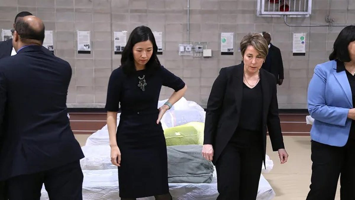 Burgemeester Michelle Wu van Boston, links, en gouverneur Maura Healey van Massachusetts bezoeken het Melnea A. Cass Recreational Complex, dat gebruikt werd om meer dan 300 migranten te huisvesten.