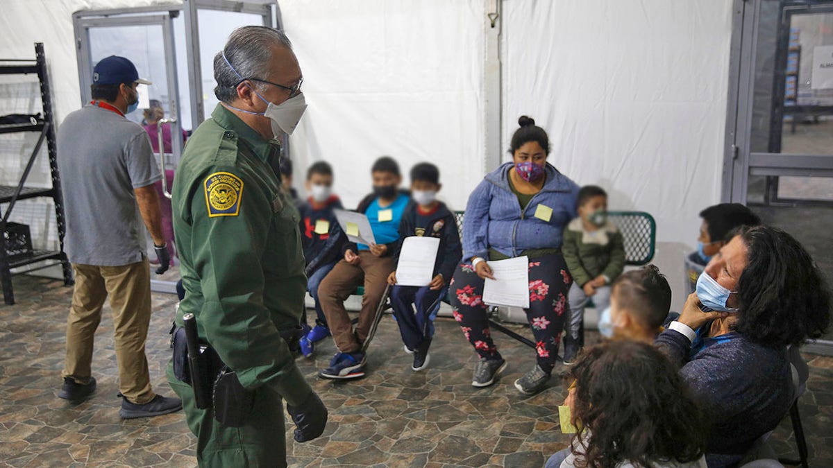 Migranten worden verwerkt in het intakegedeelte van de faciliteit van de U.S. Customs and Border Protection, het belangrijkste detentiecentrum voor niet-begeleide kinderen in de Rio Grande Valley, in Donna, Texas, dinsdag 30 maart 2021.