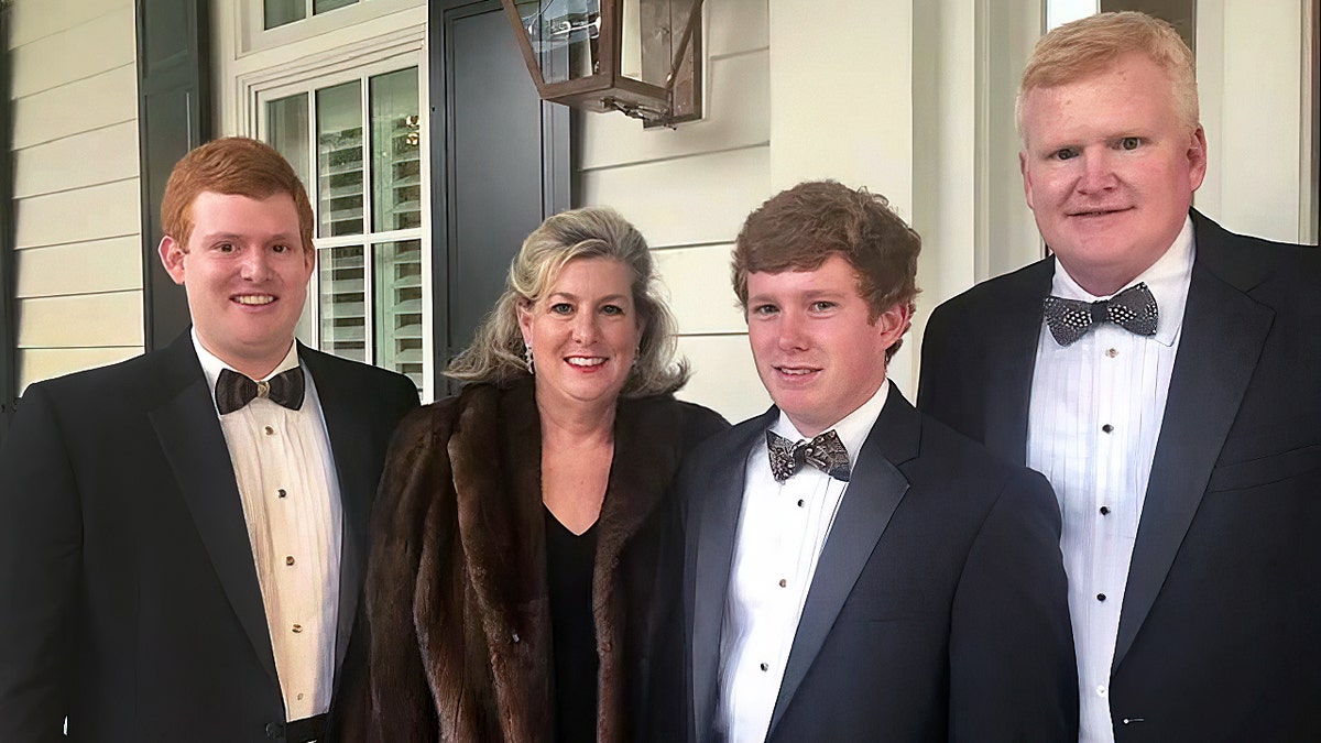 De familie Murdaugh poseert in formele kleding