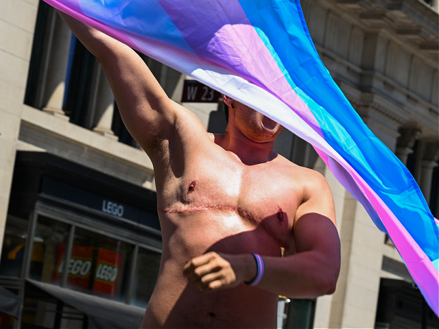NEW YORK, NEW YORK - 26 JUNI: Een transgender atlete zwaait met een Trans Pride Flag tijdens de New York City Pride Parade op 26 juni 2022 in New York City. Planned Parenthood was het eerste contingent van de parade dit jaar, nadat het Hooggerechtshof de 50 jaar oude mijlpaalzaak Roe v. Wade nietig verklaarde en een einde maakte aan de bescherming van abortussen op federaal niveau. De jaarlijkse NYC Pride Parade keerde dit jaar volledig persoonlijk terug na in 2021 te zijn teruggeschroefd en in 2020 te zijn geannuleerd vanwege de COVID-19 pandemie. (Foto door Alexi Rosenfeld/Getty Images)