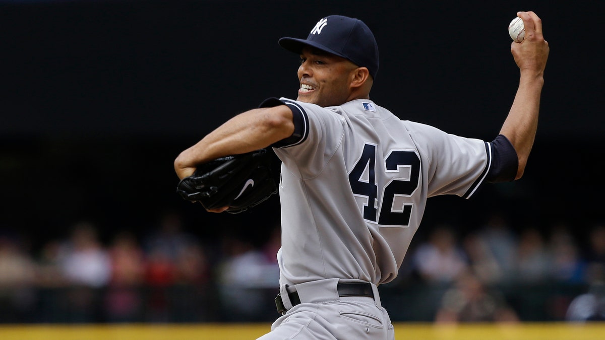 Mariano Rivera, vrouw beschuldigd van toedekken seksueel misbruik kind in eigen huis, kerk New York Yankees afsluitende werper Mariano Rivera gooit in de negende inning van een honkbalwedstrijd tegen de Seattle Mariners, zondag 9 juni 2013, in Seattle. Rivera verdiende de save toen de Yankees de Mariners met 2-1 versloegen. (AP Foto/Ted S. Warren)