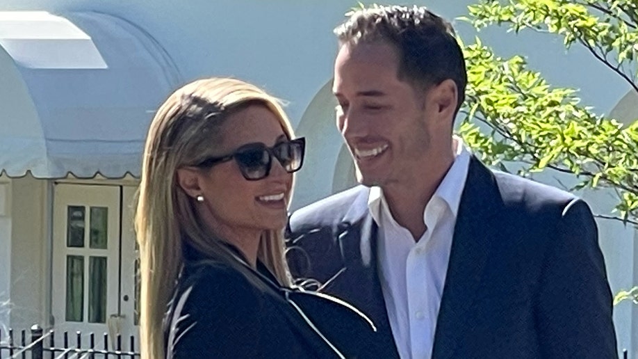 Paris Hilton en haar man Carter Reum arriveren in het Witte Huis voor een vergadering over een wet tegen kindermisbruik, dinsdag 10 mei 2022.