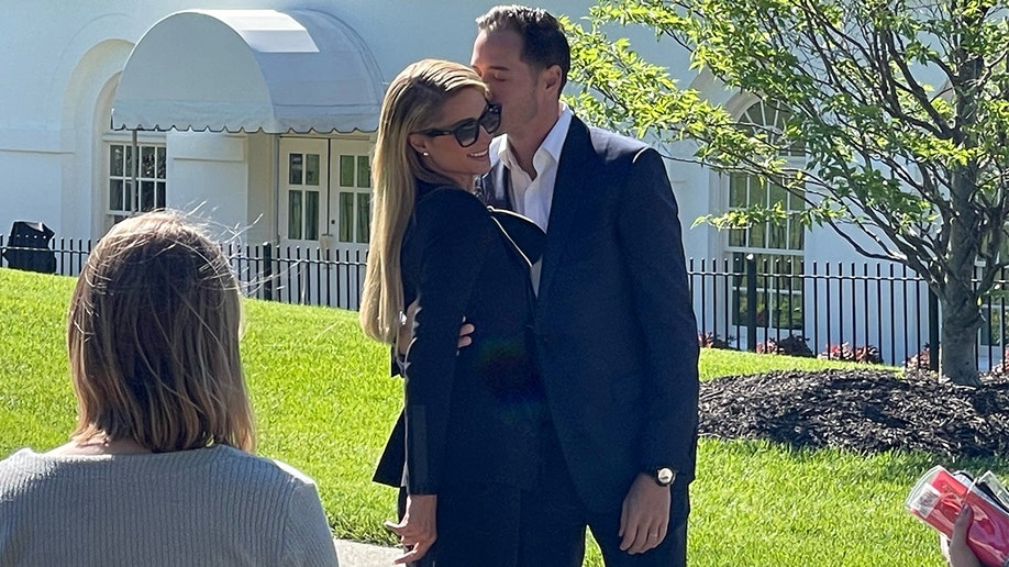 Paris Hilton en haar man Carter Reum arriveren in het Witte Huis voor een vergadering over een wet tegen kindermisbruik, dinsdag 10 mei 2022.