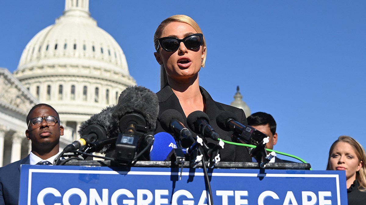 Paris Hilton aan het woord met Capitoolkoepel achter haar