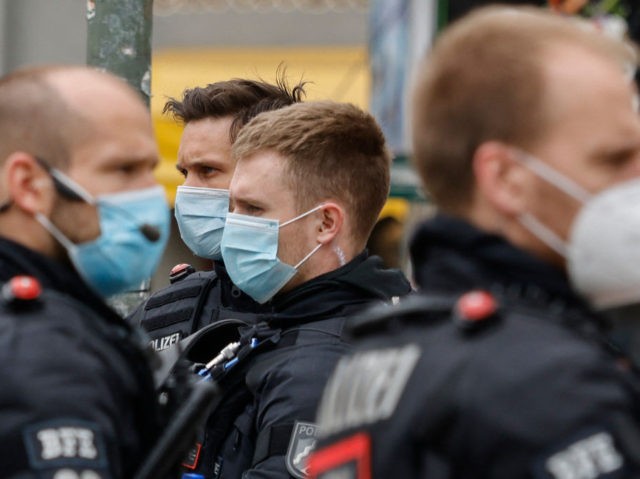 Politieagenten van een Arrestatie-eenheid (BFE), voor die dag overgebracht vanuit de Duitse deelstaat N