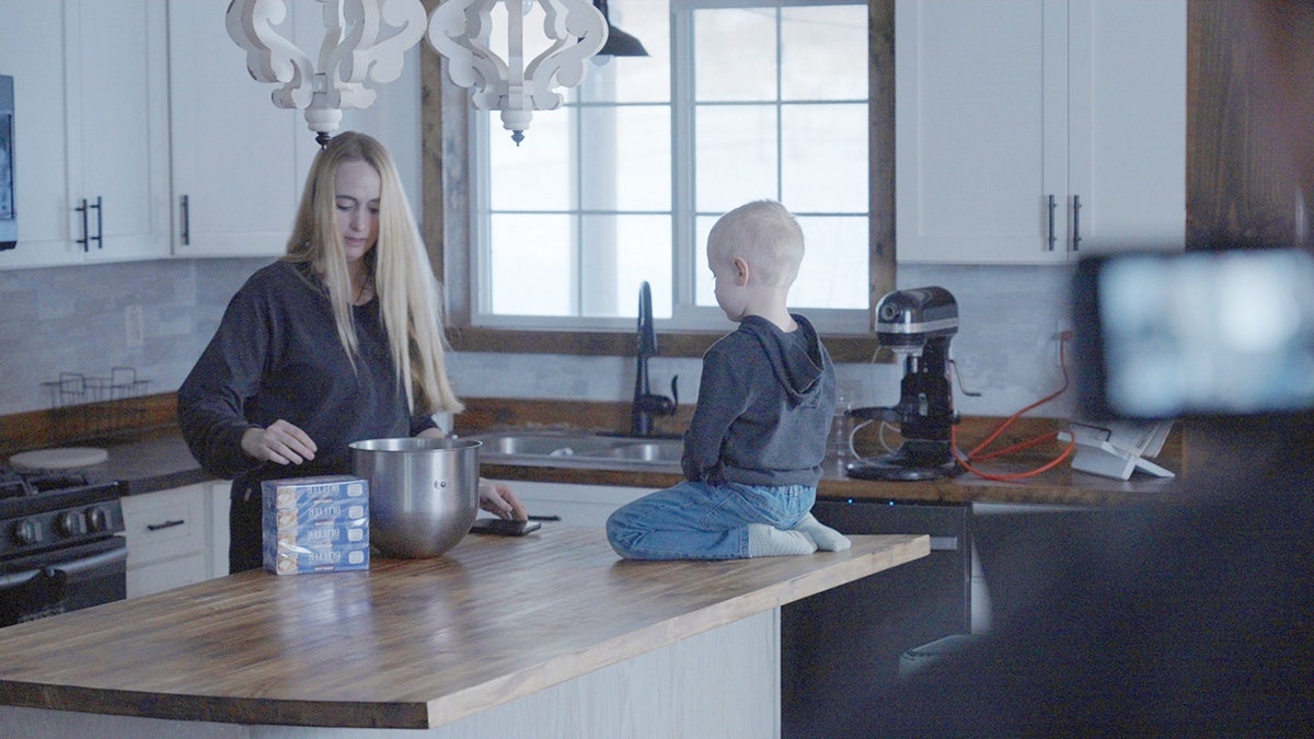Rachel Blackmore in de keuken om een maaltijd voor haar zoon te bereiden