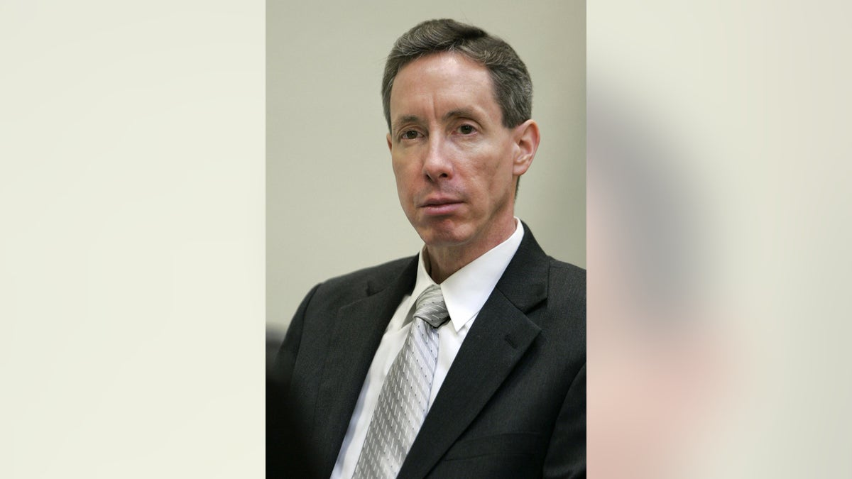 Een close-up van Warren Jeffs in pak met stropdas