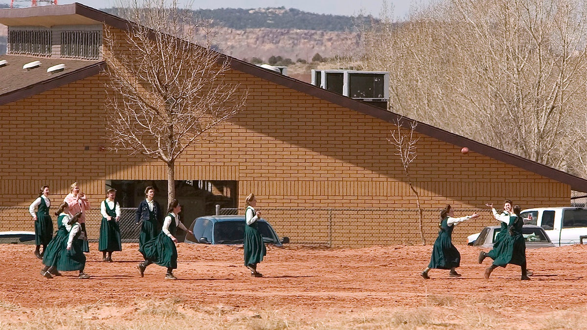 Enkele jonge FLDS-leden spelen in een veld