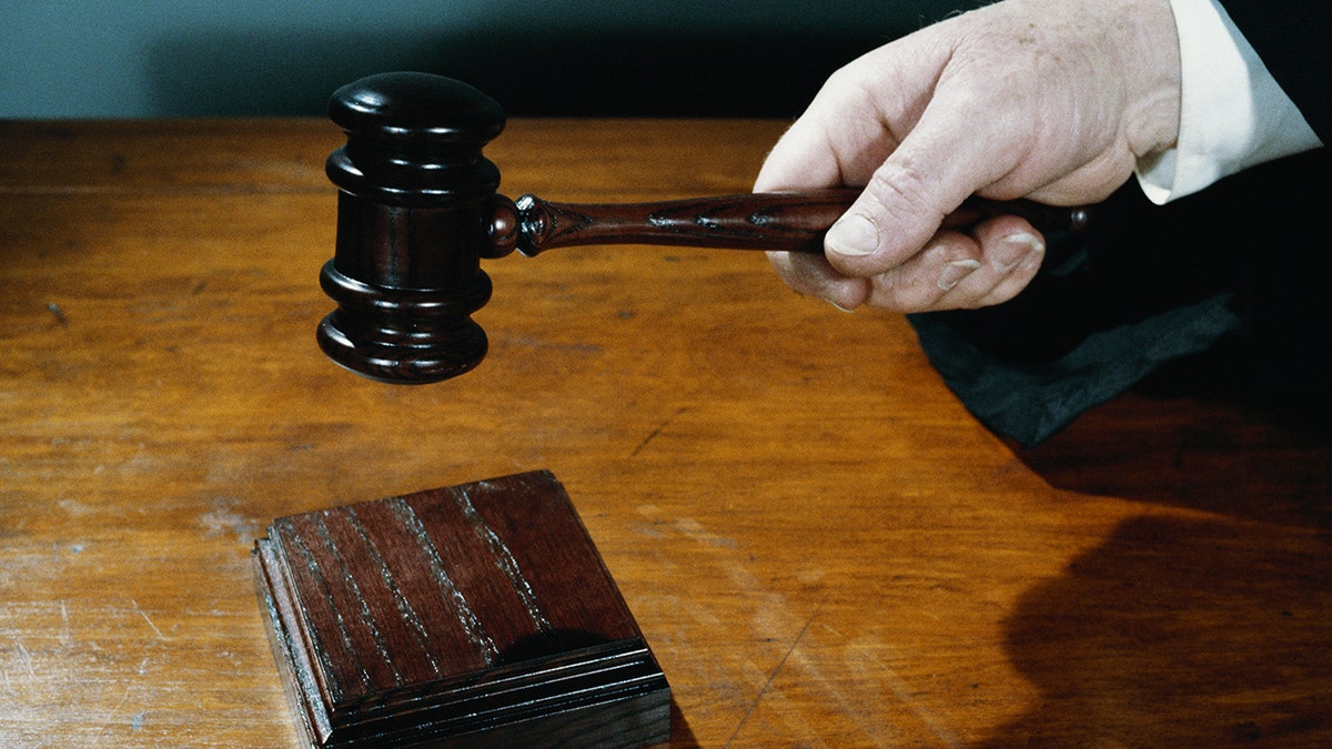Rechter houdt voorzittershamer vast
