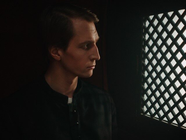 Priester in biechthokje.