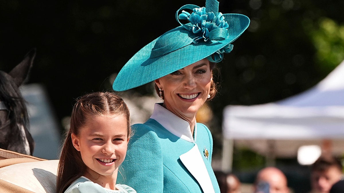 Prinses Charlotte en Kate Middleton bij Trooping the Colour